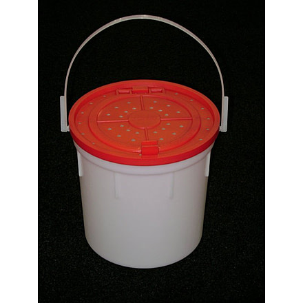 Challenge Plastics Bait Bucket with Lid, 4Qt, 50055