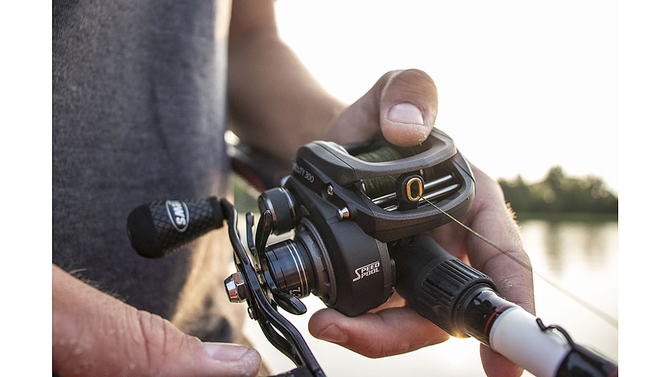 Lew's MACH 1 SS Baitcast Reel, 7+1 Bearings, 7.5-1 Ratio, Graphite Frame and Sideplate, Shallow Spool, Multi-Setting Brake, Combat Grips, LH Retrieve, White/Gray/Green, MHSS1SHLG3