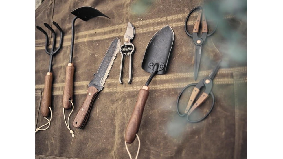 Barebones Spade Hand Trowel, 14.4in x 3in x 1.75in, GDN-052