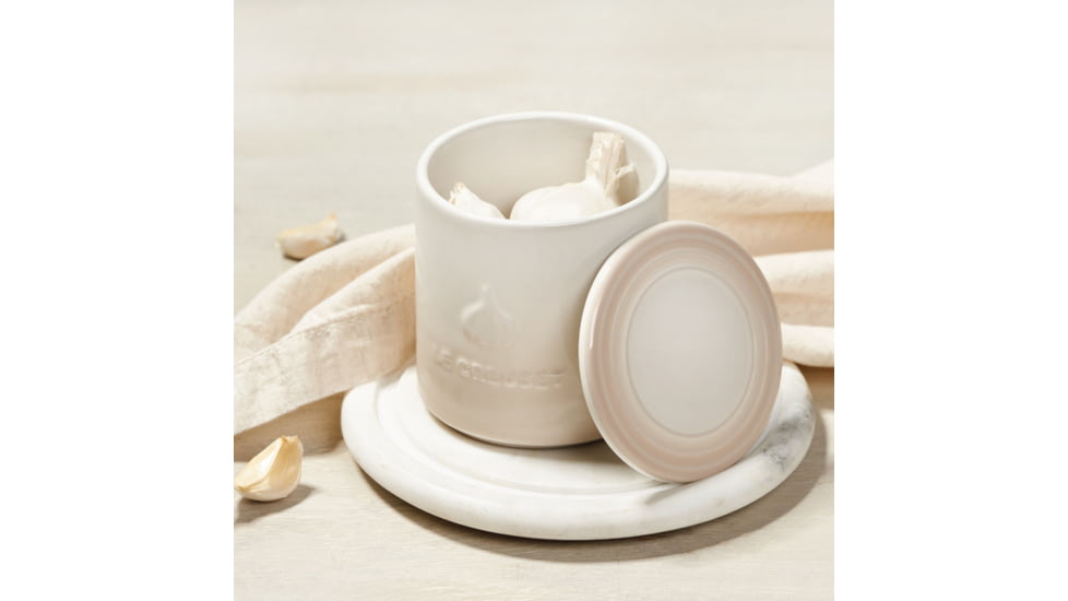 Le Creuset Signature Garlic Keeper, Meringue, 14oz, 70845142716001