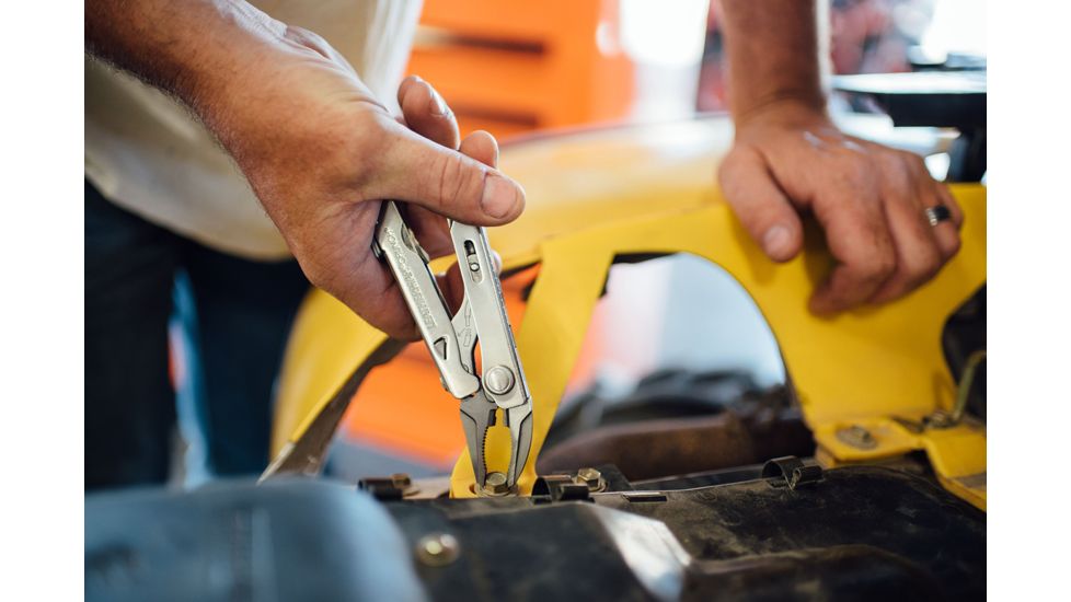 Leatherman Crunch Heavy Duty 15-in-1 MultiTool, Stainless, Black Molle Leather Sheath 831539