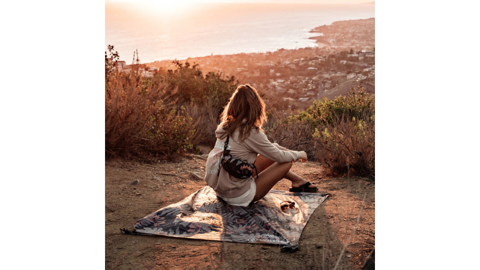 Matador Volcom Pocket Blanket, Marble Floral, One Size, MVL4001MF