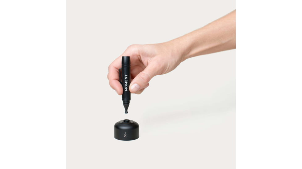 Moment Mobile Lens Cleaning Pen, Black, 150-101