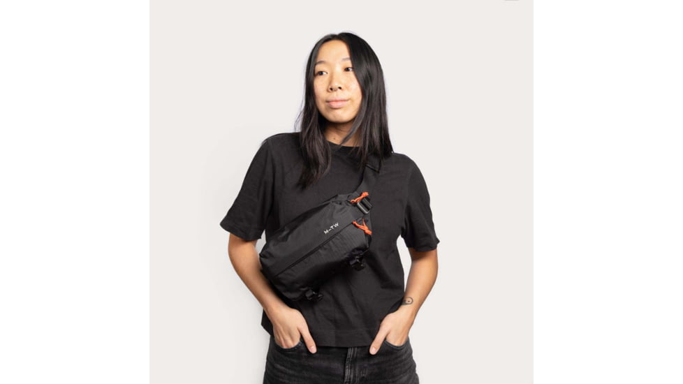 Moment MTW Fanny Sling Bag, 2L, Black Ripstop, 106-150