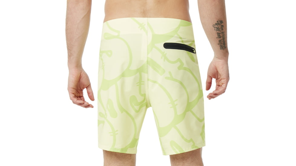 Oakley Staple Graffiti Boardshort I8 Inc - Mens, Pale Lime Yellow, 34 482599-51A-34