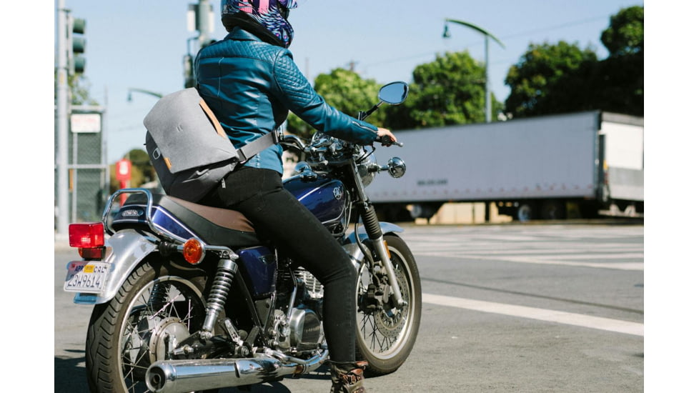 Peak Design V2 Everyday Messenger, 13 Liters, Ash, BEDM-13-AS-3