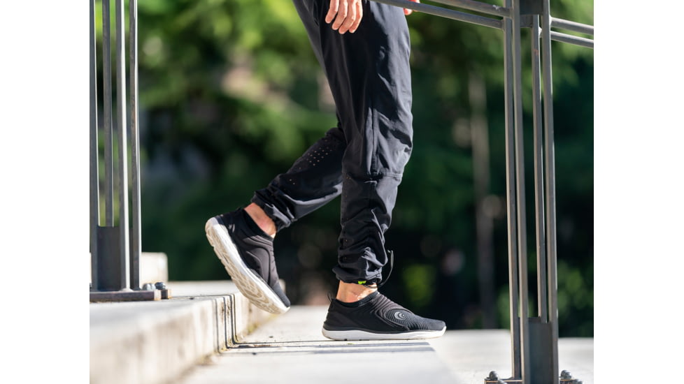 Topo Athletic M-Vibe Trailrunning Shoes - Mens, Black / White, 9.5, M041-095-BLKWHT