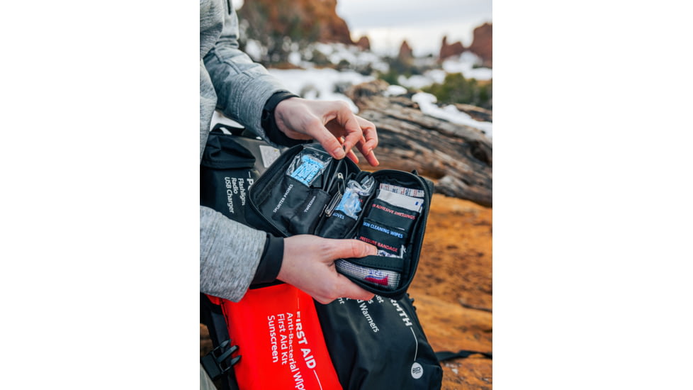 Uncharted Supply Co. First Aid Core Kit, Black, BA-F4L-U-BK