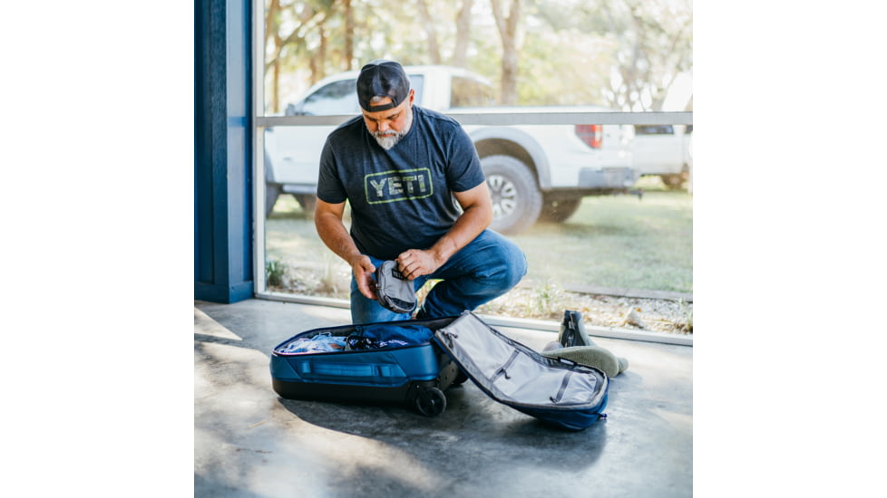 Yeti Crossroads Luggage, 22in, Navy, 26010000236