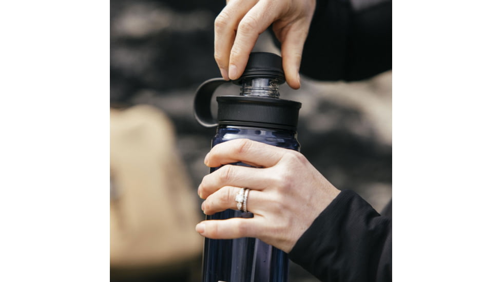 Yeti Yonder 0.75L Tether Bottle, Navy, 0.75 Liter, 21071502373